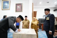 Bupati Tanah Datar Eka Putra melantik tiga pejabat baru di lingkungan Pemkab Tanah Datar, Selasa (23/9/2025). (Foto: Prokopim Tanah Datar)