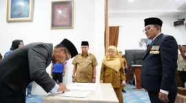 Bupati Tanah Datar Eka Putra melantik tiga pejabat baru di lingkungan Pemkab Tanah Datar, Selasa (23/9/2025). (Foto: Prokopim Tanah Datar)