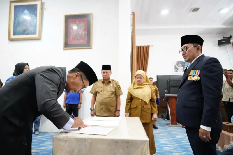 Bupati Tanah Datar Eka Putra melantik tiga pejabat baru di lingkungan Pemkab Tanah Datar, Selasa (23/9/2025). (Foto: Prokopim Tanah Datar)
