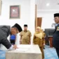 Bupati Tanah Datar Eka Putra melantik tiga pejabat baru di lingkungan Pemkab Tanah Datar, Selasa (23/9/2025). (Foto: Prokopim Tanah Datar)