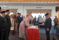 Bupati Pasbar Yulianto melantik 10 pejabat pimpinan tinggi pratama dan administrator di lingkungan Pemkab Pasbar, Jumat (26/9). (Foto: Kominfo Pasbar)