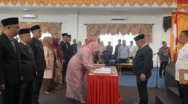 Bupati Pasbar Yulianto melantik 10 pejabat pimpinan tinggi pratama dan administrator di lingkungan Pemkab Pasbar, Jumat (26/9). (Foto: Kominfo Pasbar)