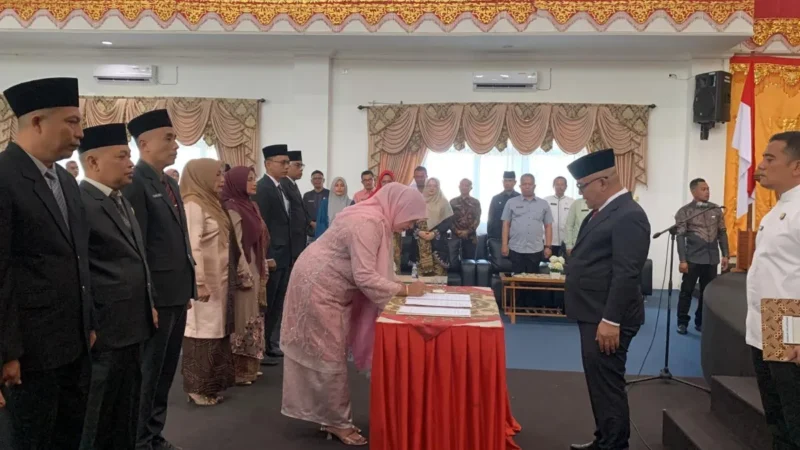 Bupati Pasbar Yulianto melantik 10 pejabat pimpinan tinggi pratama dan administrator di lingkungan Pemkab Pasbar, Jumat (26/9). (Foto: Kominfo Pasbar)