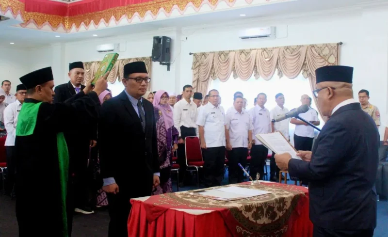 Bupati Pasbar Yulianto melantik drh. Doddy San Ismail sebagai  Sekda definitif Pasbar, Rabu (3/9). (Foto: Diskominfo Pasbar)