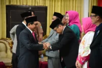Bupati Padang Pariaman, John Kenedy Azis (JKA) menyalami pejabat yang dilantik, Senin (8/9/2025). (Foto: Diskominfo Padang Pariaman)