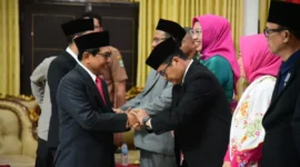 Bupati Padang Pariaman, John Kenedy Azis (JKA) menyalami pejabat yang dilantik, Senin (8/9/2025). (Foto: Diskominfo Padang Pariaman)