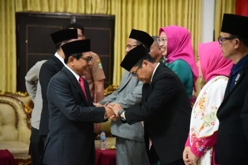 Bupati Padang Pariaman, John Kenedy Azis (JKA) menyalami pejabat yang dilantik, Senin (8/9/2025). (Foto: Diskominfo Padang Pariaman)