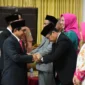 Bupati Padang Pariaman, John Kenedy Azis (JKA) menyalami pejabat yang dilantik, Senin (8/9/2025). (Foto: Diskominfo Padang Pariaman)