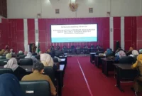 Asisten II Setdako Padang, Didi Aryadi membuka kegiatan Peningkatan Literasi Keuangan Bagi Pelaku Usaha Mikro di Ruang Bagindo Aziz Chan, Balai Kota Aie Pacah, Selasa (30/9/2025). (Foto: FB Diskominfo Padang)