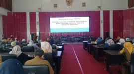 Asisten II Setdako Padang, Didi Aryadi membuka kegiatan Peningkatan Literasi Keuangan Bagi Pelaku Usaha Mikro di Ruang Bagindo Aziz Chan, Balai Kota Aie Pacah, Selasa (30/9/2025). (Foto: FB Diskominfo Padang)