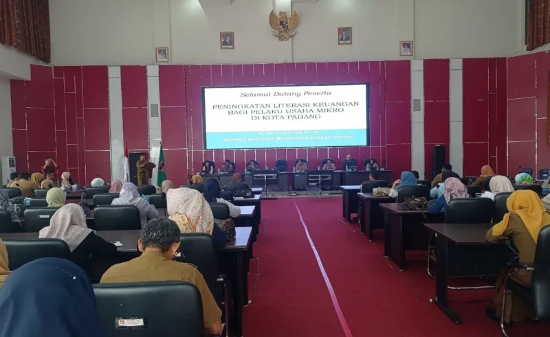 Asisten II Setdako Padang, Didi Aryadi membuka kegiatan Peningkatan Literasi Keuangan Bagi Pelaku Usaha Mikro di Ruang Bagindo Aziz Chan, Balai Kota Aie Pacah, Selasa (30/9/2025). (Foto: FB Diskominfo Padang)