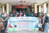 Ketua TP-PKK Kota Solok, Ny. Dona Ramadhani Kirana Putra membuka pelatihan pembuatan sabun dari minyak jelantah, Rabu (17/9). (Foto: IP Kota Solok)