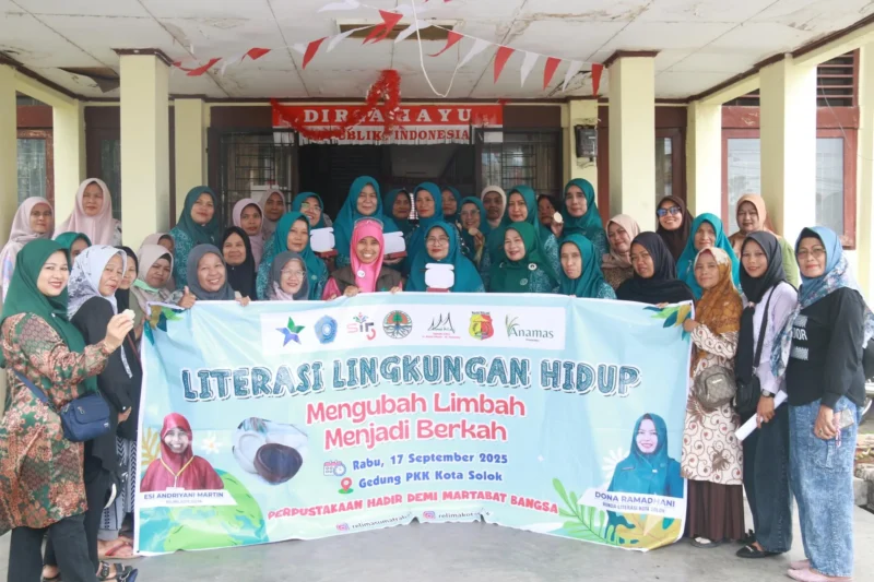 Ketua TP-PKK Kota Solok, Ny. Dona Ramadhani Kirana Putra membuka pelatihan pembuatan sabun dari minyak jelantah, Rabu (17/9). (Foto: IP Kota Solok)