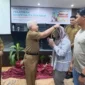 Staf Ahli Wali Kota Padang Bidang SDM dan Kemasyarakatan, Syahrial Kamat memasangkan kokarde kepada peserta Pelatihan Hospitality Tourism, Selasa (19/8/2025). (Foto: FB Diskominfo Padang)