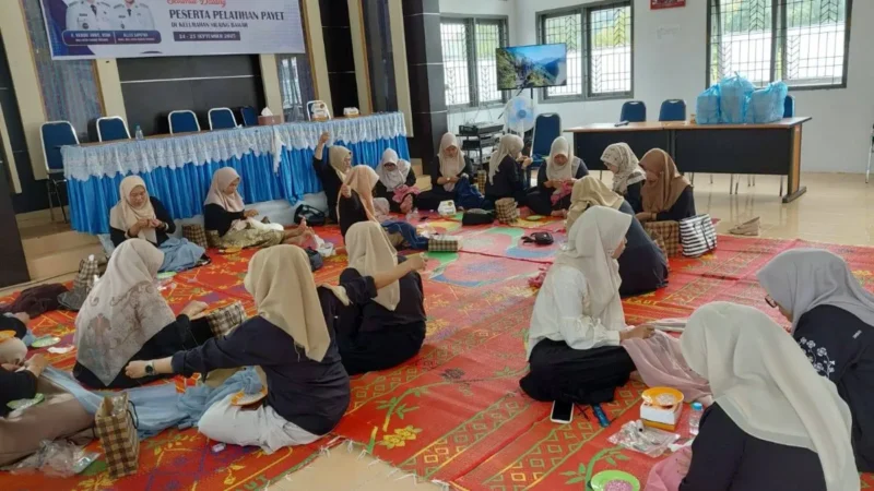 Warga Kelurahan Silaing Bawah, Kecamatan Padang Panjang Barat, mengikuti Pelatihan Payet. (Foto: Kominfo Padang Panjang)
