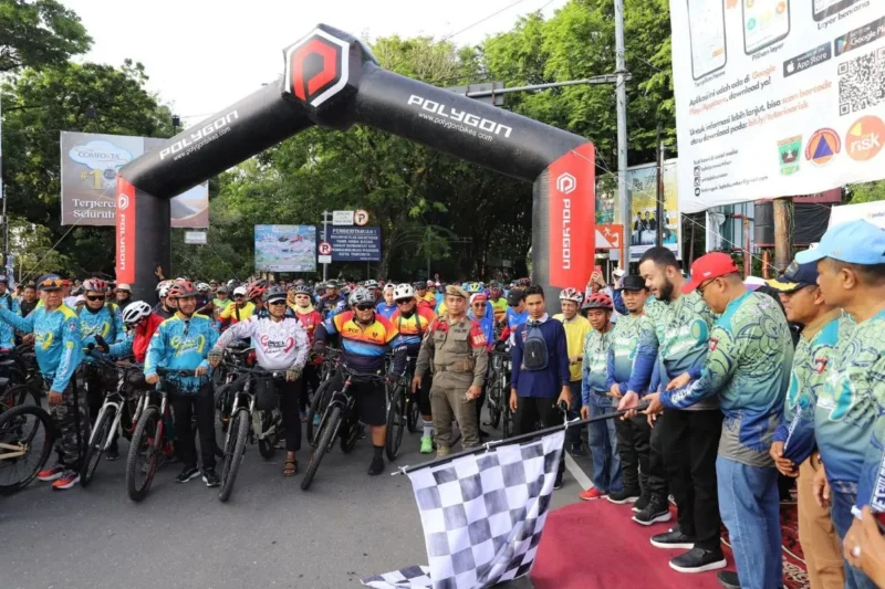 Wali Kota Padang Fadly Amran melepas peserta Gowes Siti Nurbaya Adventure IX.