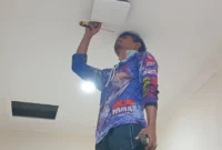 Petugas memasang jaringan internet gratis di salah satu rumah ibadah di Padang. (Foto: FB Diskominfo Padang)