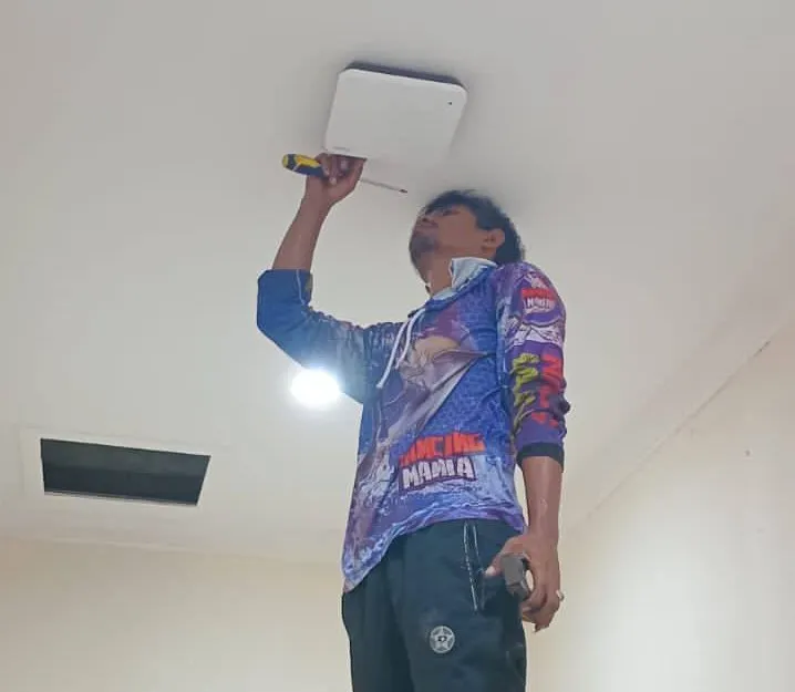 Petugas memasang jaringan internet gratis di salah satu rumah ibadah di Padang. (Foto: FB Diskominfo Padang)