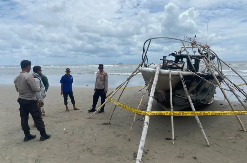 Kondisi kapal speedboat milik Direktorat Jenderal PSDKP Kementerian Kelautan dan Perikanan pasca dibakar oknum masyarakat nelayan di Pantai Muara Air Haji, Kecamatan Linggo Sari Baganti. (Foto: Dok. Polsek)