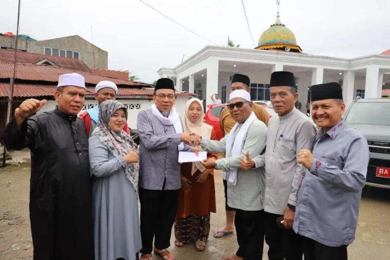 Wakil Wali Kota Padang, Maigus Nasir meresmikan kelanjutan pembangunan Masjid Nurul Yaqin Balai Gadang, Jumat (5/9/2025). (Foto: Prokopim Padang)