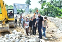 Wali Kota Padang, Fadly Amran meninjau pengerjaan oprit jembatan dan pembangunan batu beronjong di kawasan Parak Buruak, Kelurahan Batipuh Panjang, Kecamatan Koto Tangah, Sabtu (27/9/2025). (Foto: FB Diskominfo Padang)