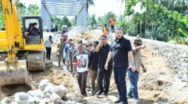 Wali Kota Padang, Fadly Amran meninjau pengerjaan oprit jembatan dan pembangunan batu beronjong di kawasan Parak Buruak, Kelurahan Batipuh Panjang, Kecamatan Koto Tangah, Sabtu (27/9/2025). (Foto: FB Diskominfo Padang)