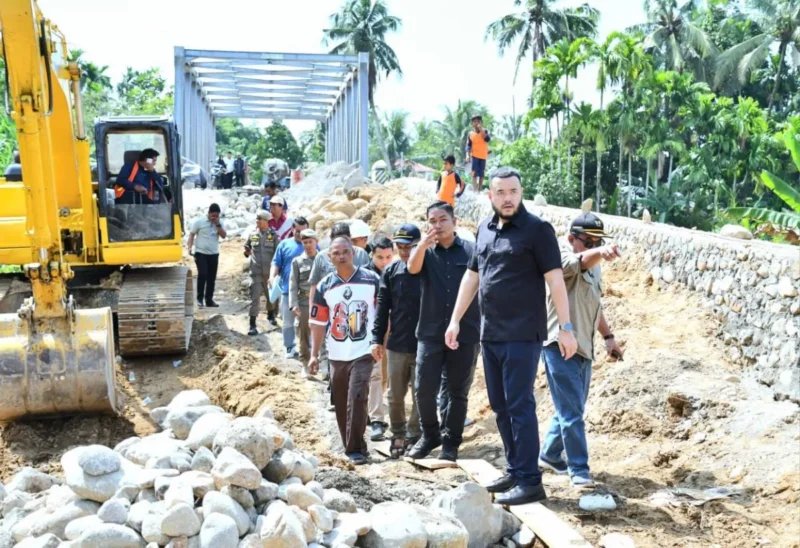 Wali Kota Padang, Fadly Amran meninjau pengerjaan oprit jembatan dan pembangunan batu beronjong di kawasan Parak Buruak, Kelurahan Batipuh Panjang, Kecamatan Koto Tangah, Sabtu (27/9/2025). (Foto: FB Diskominfo Padang)