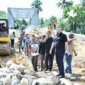 Wali Kota Padang, Fadly Amran meninjau pengerjaan oprit jembatan dan pembangunan batu beronjong di kawasan Parak Buruak, Kelurahan Batipuh Panjang, Kecamatan Koto Tangah, Sabtu (27/9/2025). (Foto: FB Diskominfo Padang)