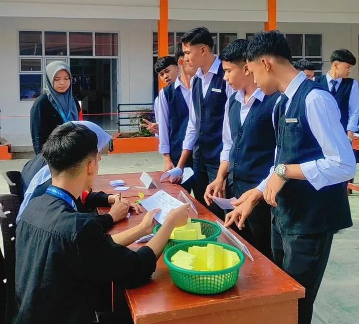 SMK Negeri 1 Padang Panjang menggelar Pemilu OSIS dengan menggandeng Bawaslu Kota Padang Panjang, Selasa (16/9/2025). (Foto: Kominfo Padang Panjang)