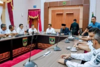 Bupati Solsel Khairunas bersama jajaran audiensi dan dialog dengan Gubernur Sumbar, Mahyeldi, di Istana Gubernuran Padang. (Foto: Humas Pemkab Solsel)