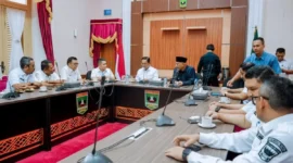 Bupati Solsel Khairunas bersama jajaran audiensi dan dialog dengan Gubernur Sumbar, Mahyeldi, di Istana Gubernuran Padang. (Foto: Humas Pemkab Solsel)