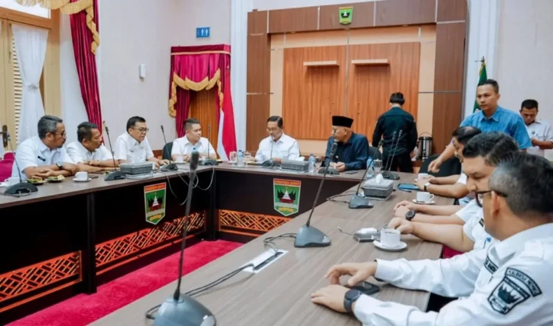 Bupati Solsel Khairunas bersama jajaran audiensi dan dialog dengan Gubernur Sumbar, Mahyeldi, di Istana Gubernuran Padang. (Foto: Humas Pemkab Solsel)