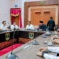 Bupati Solsel Khairunas bersama jajaran audiensi dan dialog dengan Gubernur Sumbar, Mahyeldi, di Istana Gubernuran Padang. (Foto: Humas Pemkab Solsel)