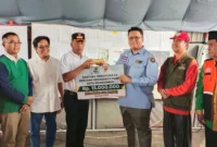 Wakil Bupati Tanah Datar, Ahmad Fadly menyerahkan bantuan untuk korban kebakaran Pasar Payakumbuh Minggu (14/9/2025) di Posko Bencana Pemko Payakumbuh. (Foto: Prokopim Tanah Datar)