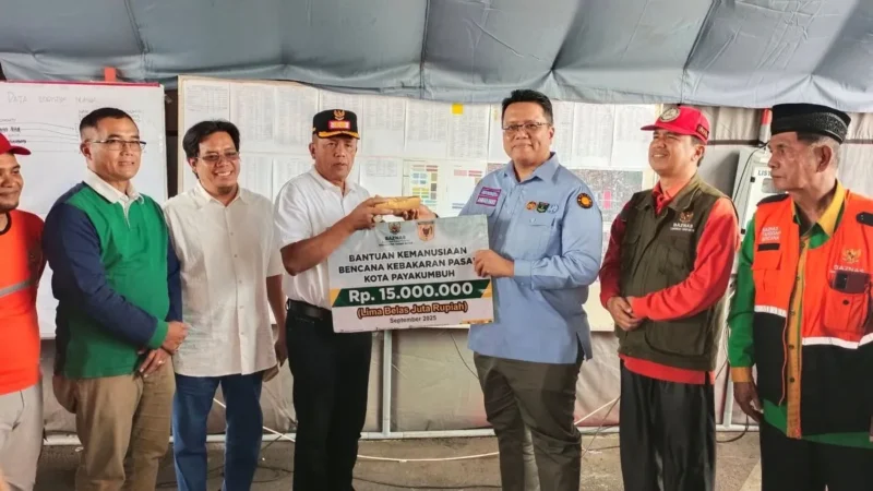Wakil Bupati Tanah Datar, Ahmad Fadly menyerahkan bantuan untuk korban kebakaran Pasar Payakumbuh Minggu (14/9/2025) di Posko Bencana Pemko Payakumbuh. (Foto: Prokopim Tanah Datar)