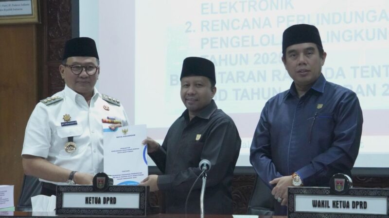Pemko bersama DPRD Bukittinggi menyetujui Perda SPBE dan Perda RPPLH dalam rapat paripurna di Gedung DPRD, Kamis (4/9/2025). (Foto: Pemko Bukittinggi)