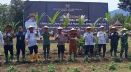 Bupati Pasaman Barat, H. Yulianto melakukan penanaman pohon kelapa serentak di Lapas Terbuka Kelas IIB Pasaman, Selasa (9/9). (Foto: Diskominfo Pasbar)