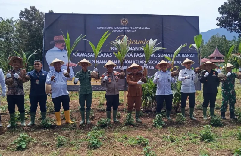 Bupati Pasaman Barat, H. Yulianto melakukan penanaman pohon kelapa serentak di Lapas Terbuka Kelas IIB Pasaman, Selasa (9/9). (Foto: Diskominfo Pasbar)