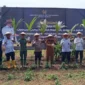 Bupati Pasaman Barat, H. Yulianto melakukan penanaman pohon kelapa serentak di Lapas Terbuka Kelas IIB Pasaman, Selasa (9/9). (Foto: Diskominfo Pasbar)