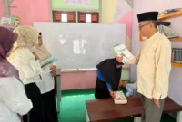 Dinas Perpustakaan dan Kearsipan (DPK) melakukan pendataan perpustakaan masjid, Jumat (26/9/2025). (Foto: Kominfo Padang Panjang)