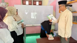 Dinas Perpustakaan dan Kearsipan (DPK) melakukan pendataan perpustakaan masjid, Jumat (26/9/2025). (Foto: Kominfo Padang Panjang)