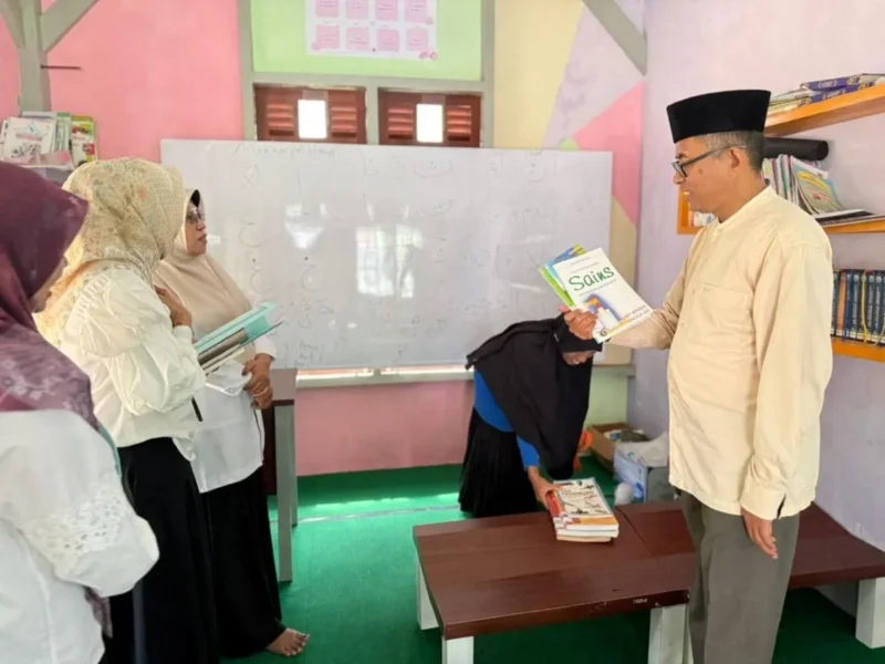Dinas Perpustakaan dan Kearsipan (DPK) melakukan pendataan perpustakaan masjid, Jumat (26/9/2025). (Foto: Kominfo Padang Panjang)