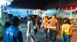 Petugas Satpol PP Padang mengamankan tiga perempuan dimintai keterangan di Mako Satpol PP, Minggu (7/9/2025) dini hari. (Foto: Humas Satpol PP Padang)