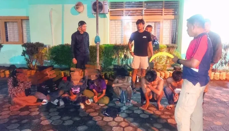 Petugas Satpol PP Padang mengamankan tujuh anak di bawah umur karena diduga menganggu trantibum dini hari, Senin (29/9/2025). (Foto: Humas Satpol PP Padang)