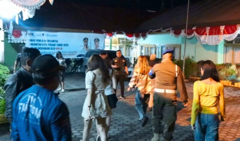Petugas Satpol PP Padang mengamankan tiga perempuan dimintai keterangan di Mako Satpol PP, Minggu (7/9/2025) dini hari. (Foto: Humas Satpol PP Padang)