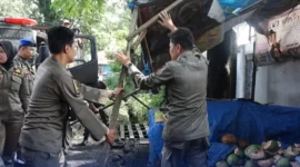 Satpol PP Padang menertibkan PKL yang memanfaatkan fasum sebagai tempat berjualan, Senin (22/9/2025). (Foto: Humas Satpol PP Padang)