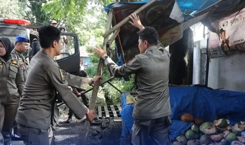 Satpol PP Padang menertibkan PKL yang memanfaatkan fasum sebagai tempat berjualan, Senin (22/9/2025). (Foto: Humas Satpol PP Padang)