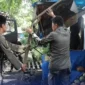 Satpol PP Padang menertibkan PKL yang memanfaatkan fasum sebagai tempat berjualan, Senin (22/9/2025). (Foto: Humas Satpol PP Padang)