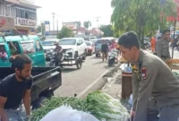 Petugas Satpol PP Padang menertibkan pedagang Pasar Raya yang berjualan di trotoar dan badan jalan, Minggu (14/9/2025). (Foto: Humas Satpol PP Padang)