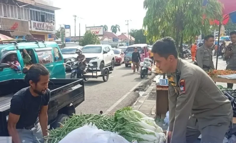 Petugas Satpol PP Padang menertibkan pedagang Pasar Raya yang berjualan di trotoar dan badan jalan, Minggu (14/9/2025). (Foto: Humas Satpol PP Padang)